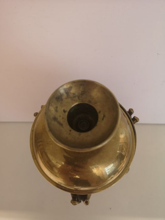 Mosiężny zdobiony świecznik z trzema aniołkami