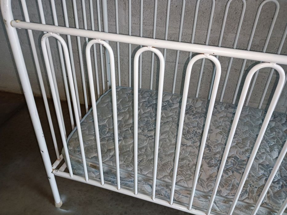 Berço metálico para criança, estrado e colchão, medidas:126/63/100alt