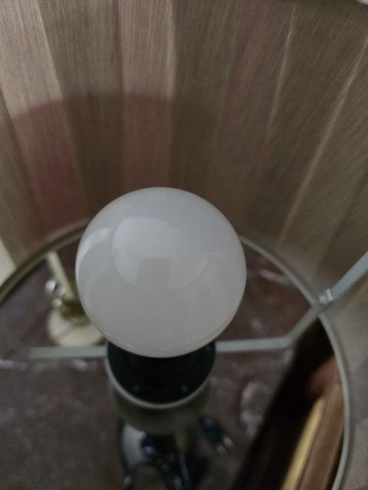 Stara lampka na stalowej nodze