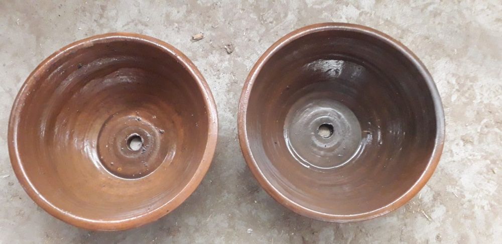 Lavatórios muito rústicos em terra cota .