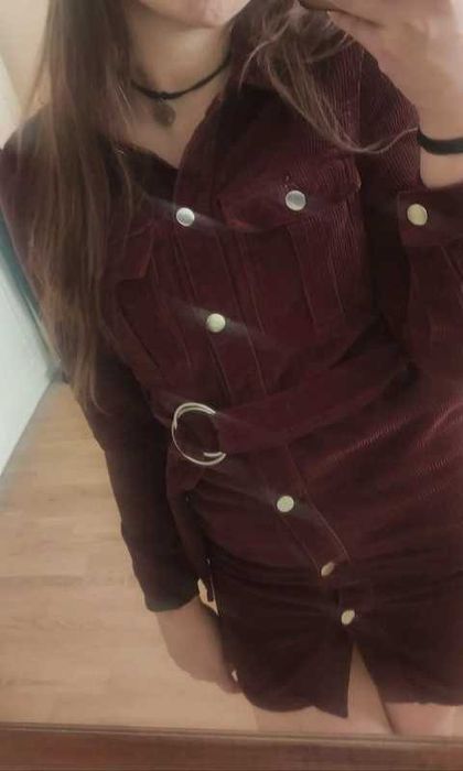 Burgundowa sztruksowa sukienka z paskiem