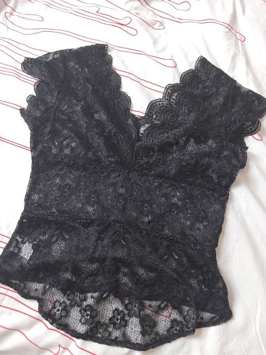 Koronkowa bluzka z dekoldem M 38