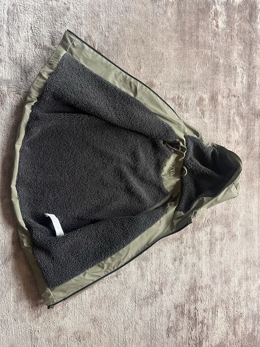 Casaco de inverno impermeavel da Zara em tom verde militar.