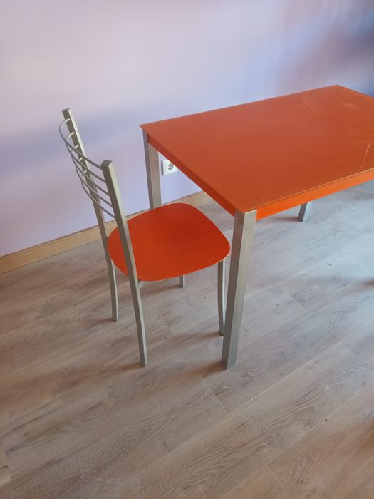 Mesa de cozinha 1mx60cm e duas cadeiras