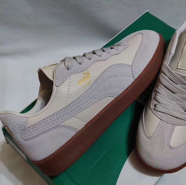 Klasyczne sneakersy sportowe z charakterystycznym paskiem