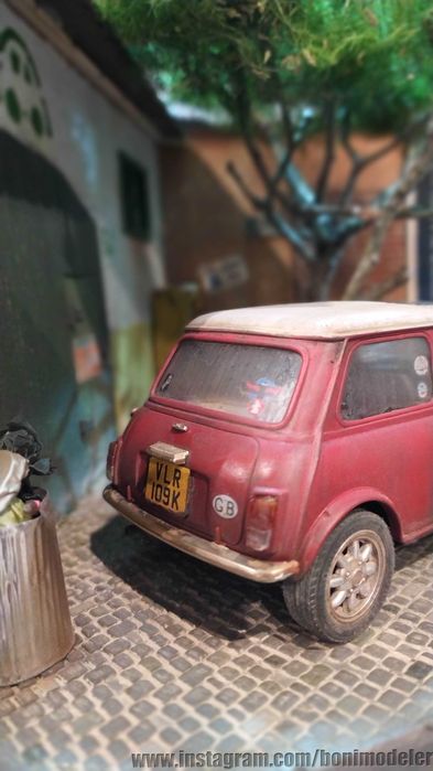Diorama - Old Mini Cooper na Sombra da Árvore - modelo em escala 1:24