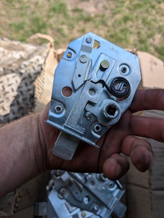 Запчастини Кабіни МтЗ  Ручка скло ШРОТ МТЗ Стьокла замок завіси рамка