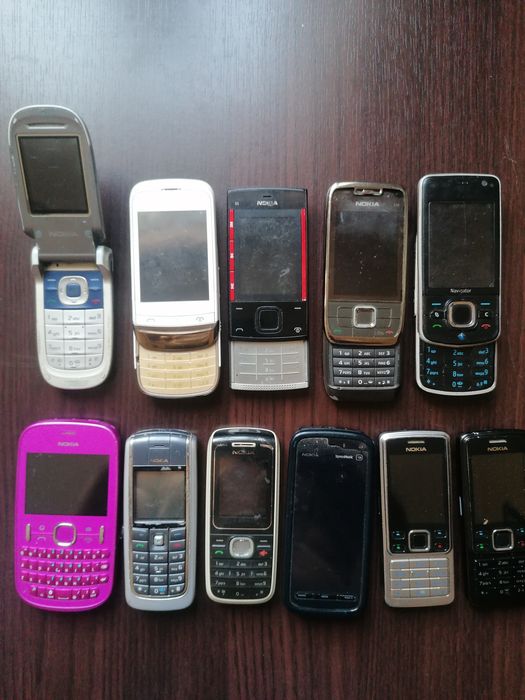 Mega zestaw zabytkowych telefonów