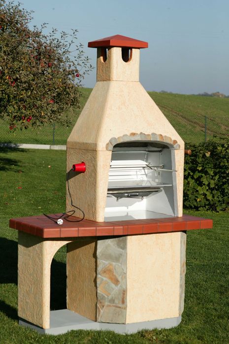 Grill ogrodowy z wędzarnią i rożnem