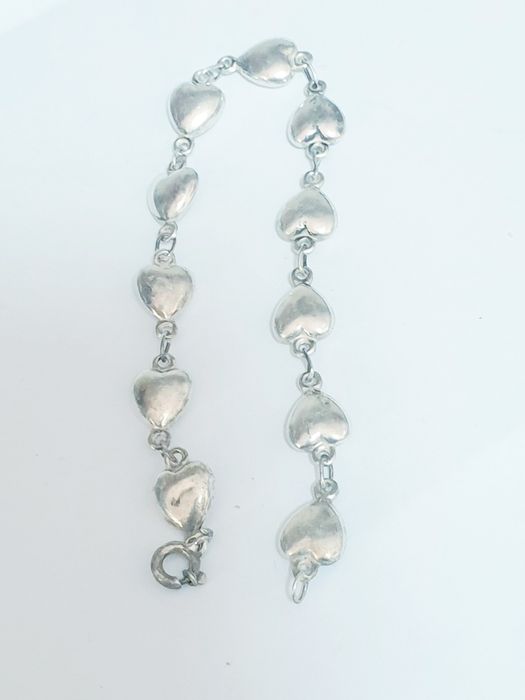 Encantadora pulseira de corações vintage em prata contrastada