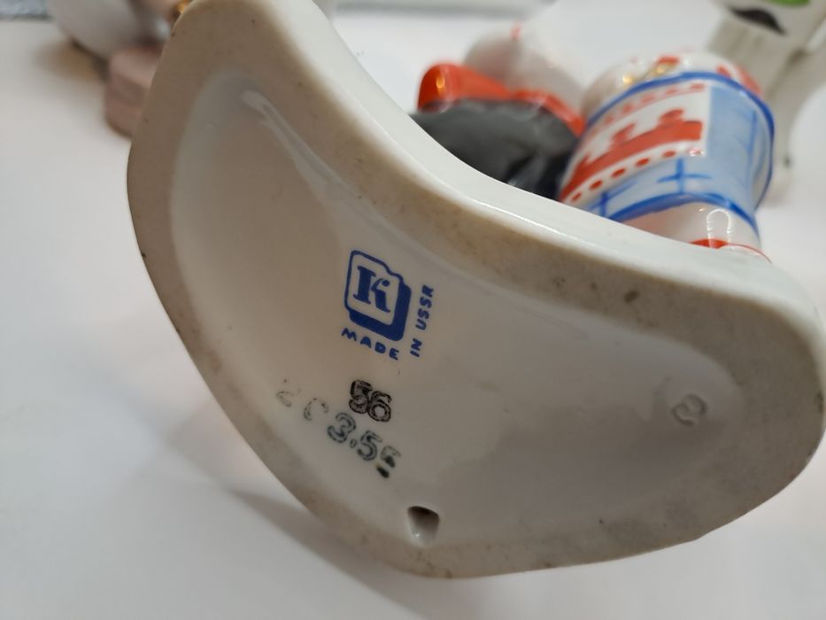 Статуетка. Статуэтка. Фарфоровая статуэтка. Индианка. Вишивальщіця.