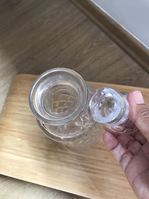 Garrafa de vidro trabalhada com tampa