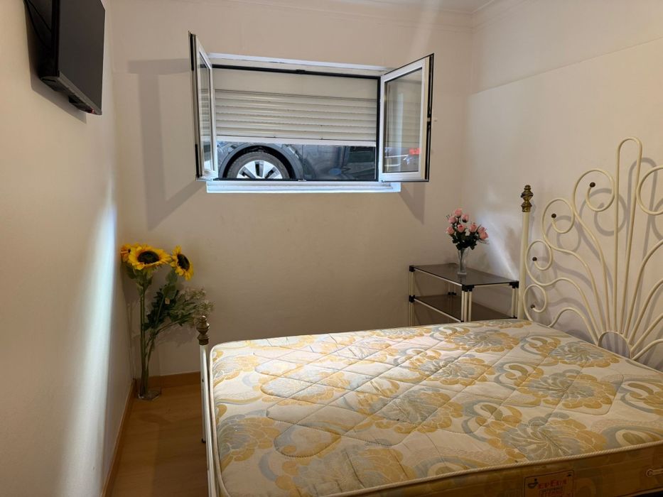Alugo quarto para solteira