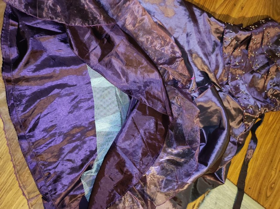 Suknią  z jedwabiu i tafty 38