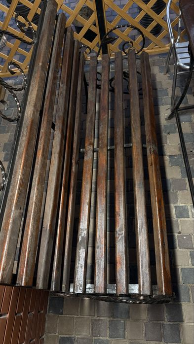 Кованый деревяный стол с лавками