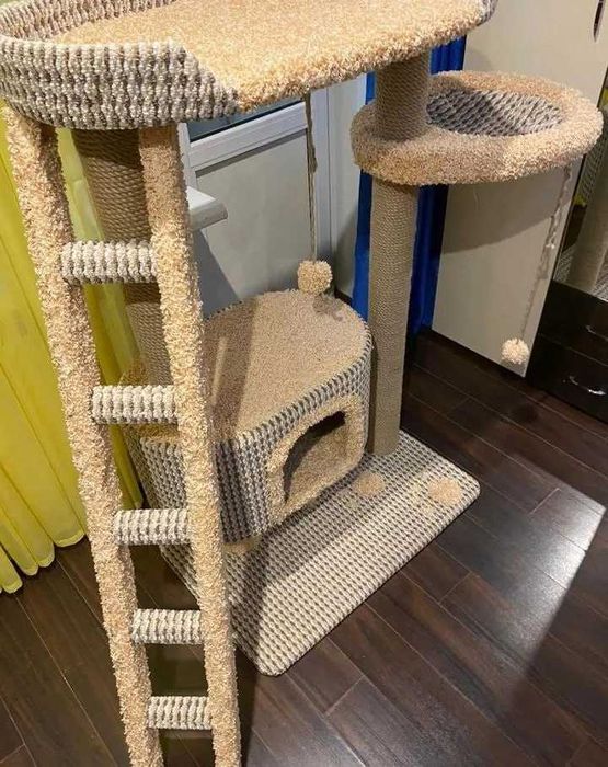 Когтеточка с домиком для котика