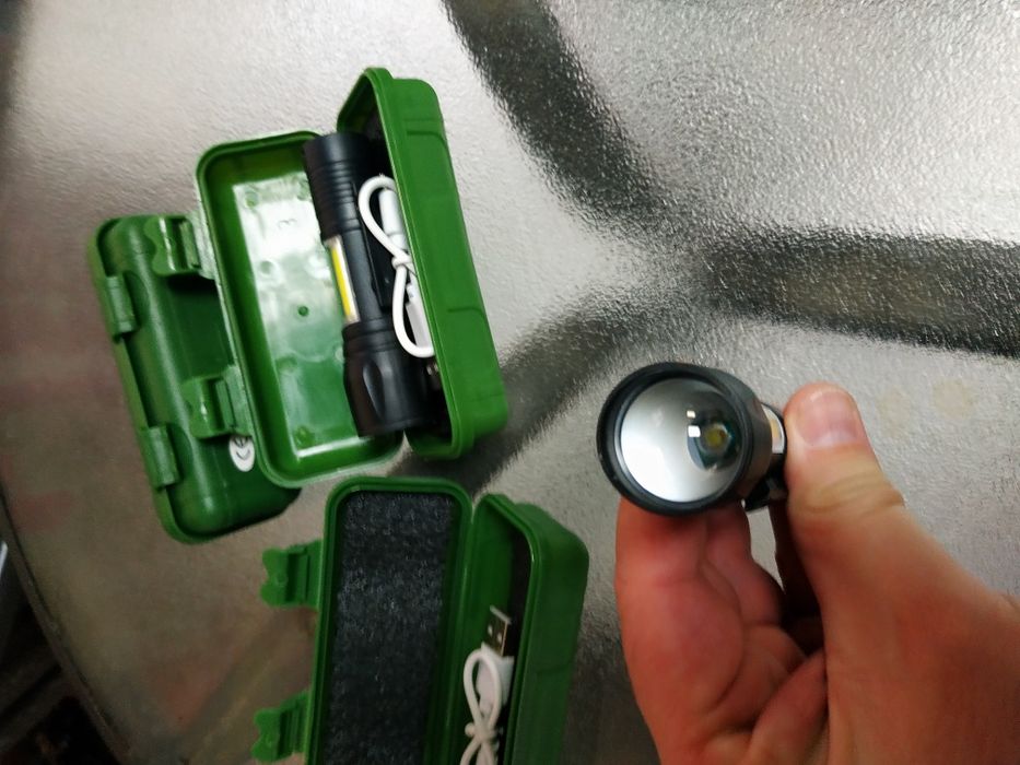 Фонарик трехрежымный в кейсе на аккумуляторе.Новый.