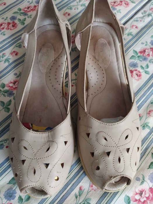 Sandália Conforto em pele cor bege tamanho 39 - Ortopédico