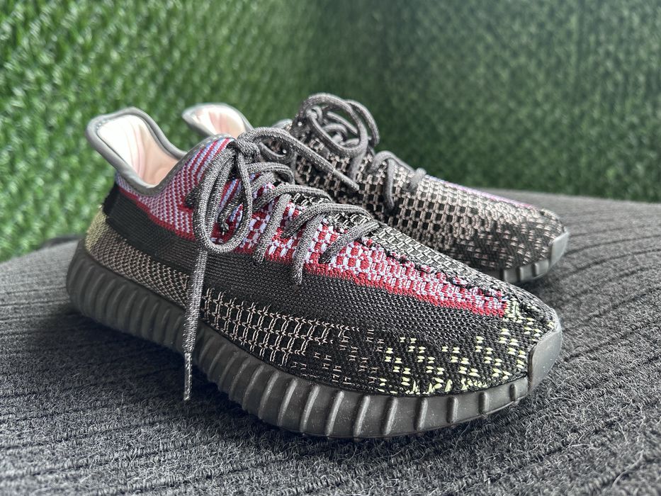 Кроссовки Adidas Yeezy Boost 350 V2 модели «Yecheil» reflective