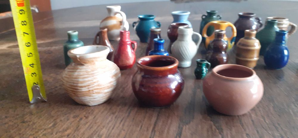 Kolekcja malutkich dzbanuszków z PRL