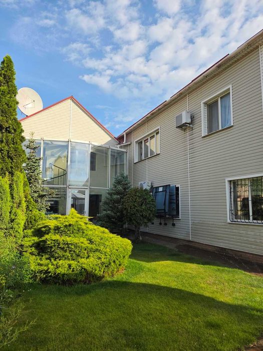 Будинок 256м² з критим басейном, сауною та зимовим садом