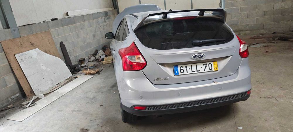 Ford Focus 1.6 TDCi 2011 acidentado – para peças