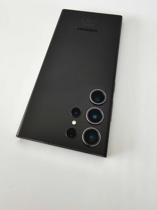 Samsung S23 Ultra 12/512GB.  Muito bom.
