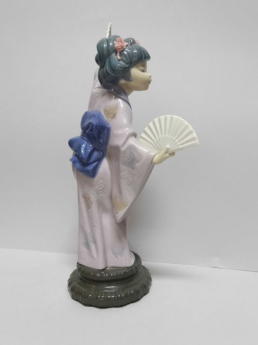 Figurka Lladro, geischa z wachlarzami Madame Butterfly, proj. S. Debon