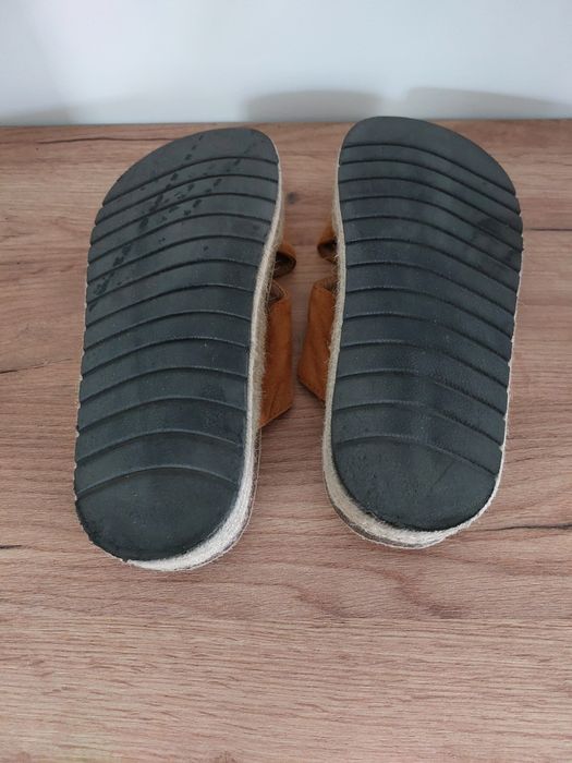 Brązowe klapki zamszowe na platformie r.39