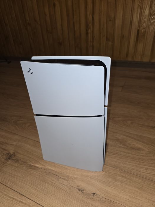 Продам PlayStation 5 Slim з двома геймпадами та іграми

Стан: Чудовий,