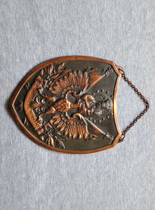 Ryngraf mosiężny z Matką Boską, orzeł w koronie.