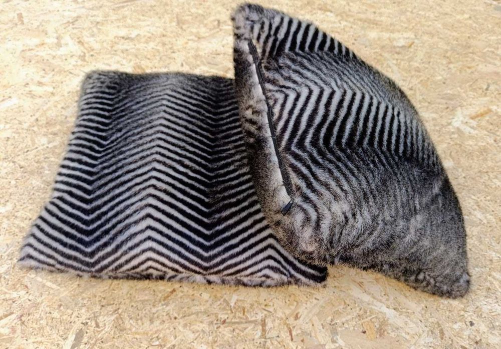 Par de almofadas em tecido padrão zebrado