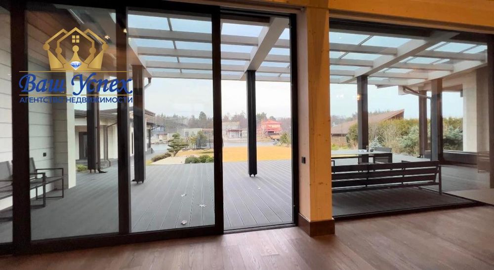 Продажа современного дома в городке с выходом на озеро.