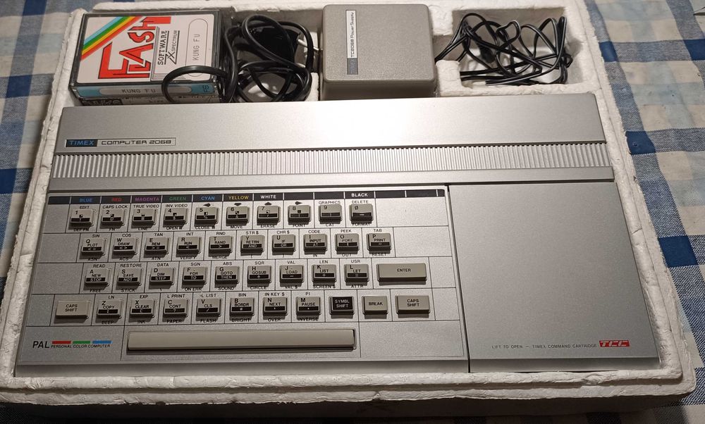TIMEX 2068 (ZX Spectrum) + jogos + carregador + cabos (impecável)