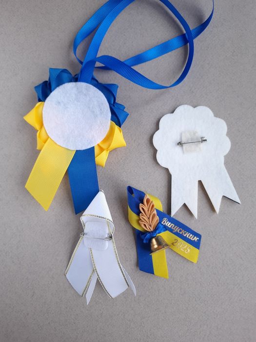 Брошка  медаль значок бутон'єрка на випускний, останній дзвоник, з ім