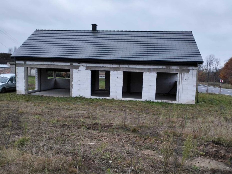 Dom wolnostojący jednorodzinny w stanie surowym
