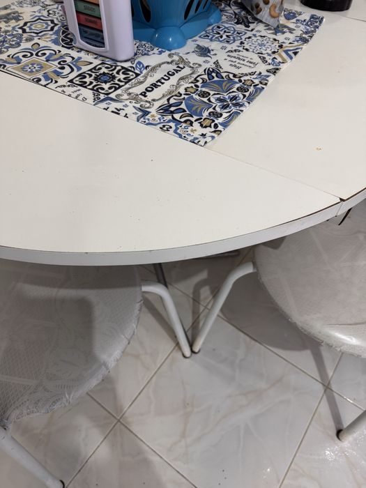 Jogo de mesa com 4 cadeira em bom estado