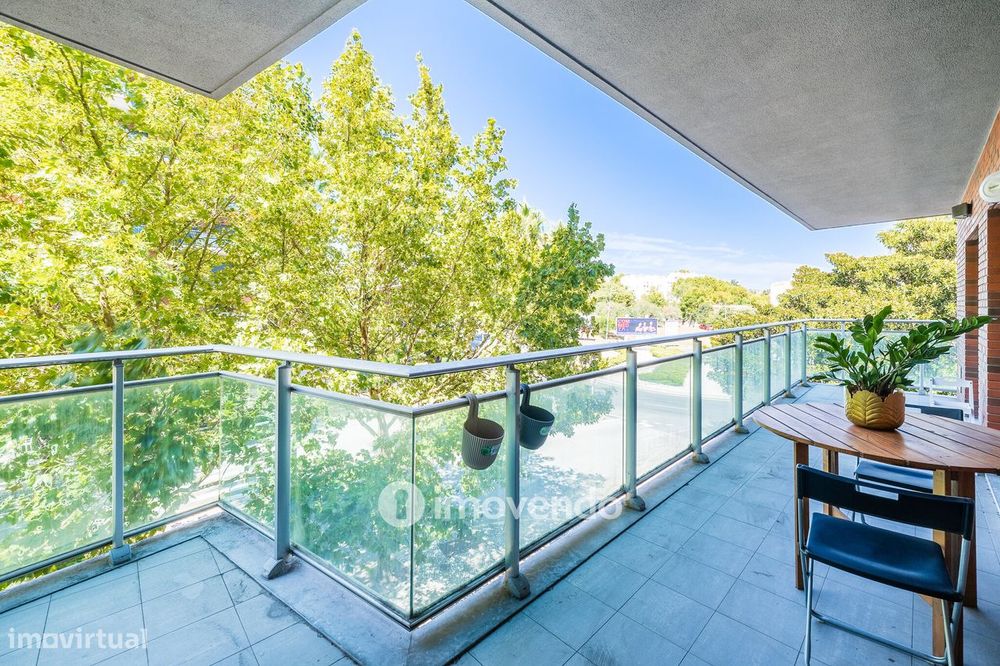 Apartamento T2 moderno, com garagem e varanda enorme, na Malvarosa