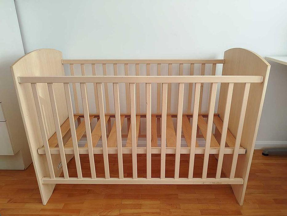 Cama de Bebé em madeira com colchão.