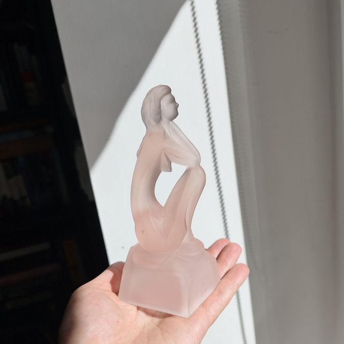 Szklana figurka „Siedząca kobieta" proj. Jitka Forejtova Czechosłowacja lata 60-te