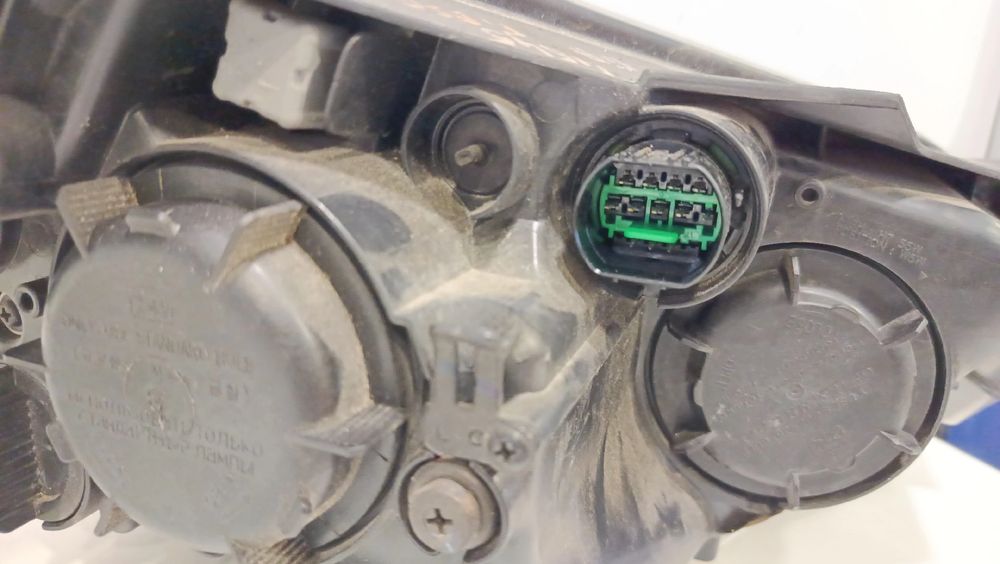 Ótica / farol esquerda KIA Ceed (CD)