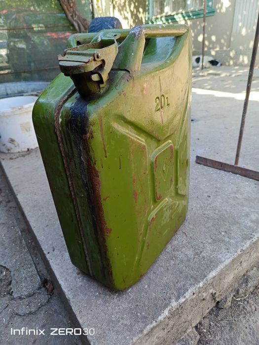 Продам б/у канистру 20 литров из под саляры.