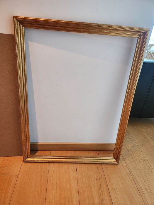 Moldura em cor dourado envelhecido