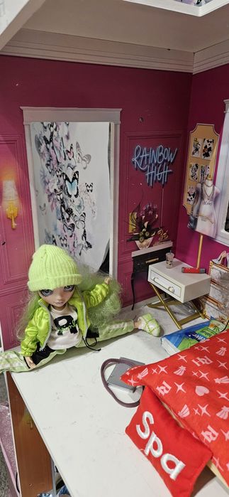 Domek rainbow high z lalkami