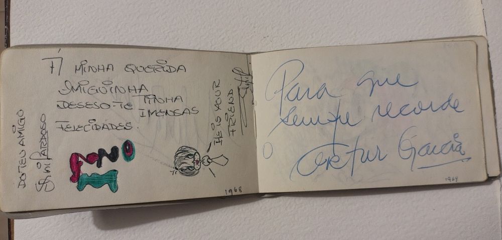 Raridade Anos 60: Livro 74 Autógrafos (Cinema, Fado e Pioneiros do Rock/Ié-Ié)12/7.8cm