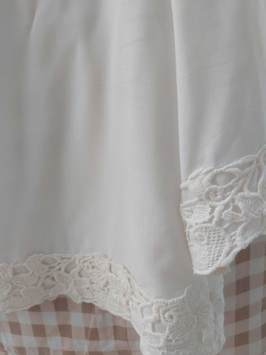 Biała bluzka z wiskozy wykończona haftem rozm 40/L