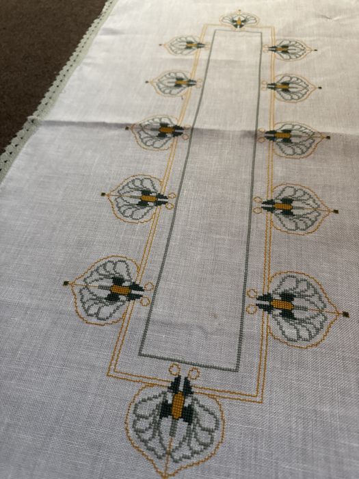 Bieżnik len ręcxnie haftowany do kolekcji