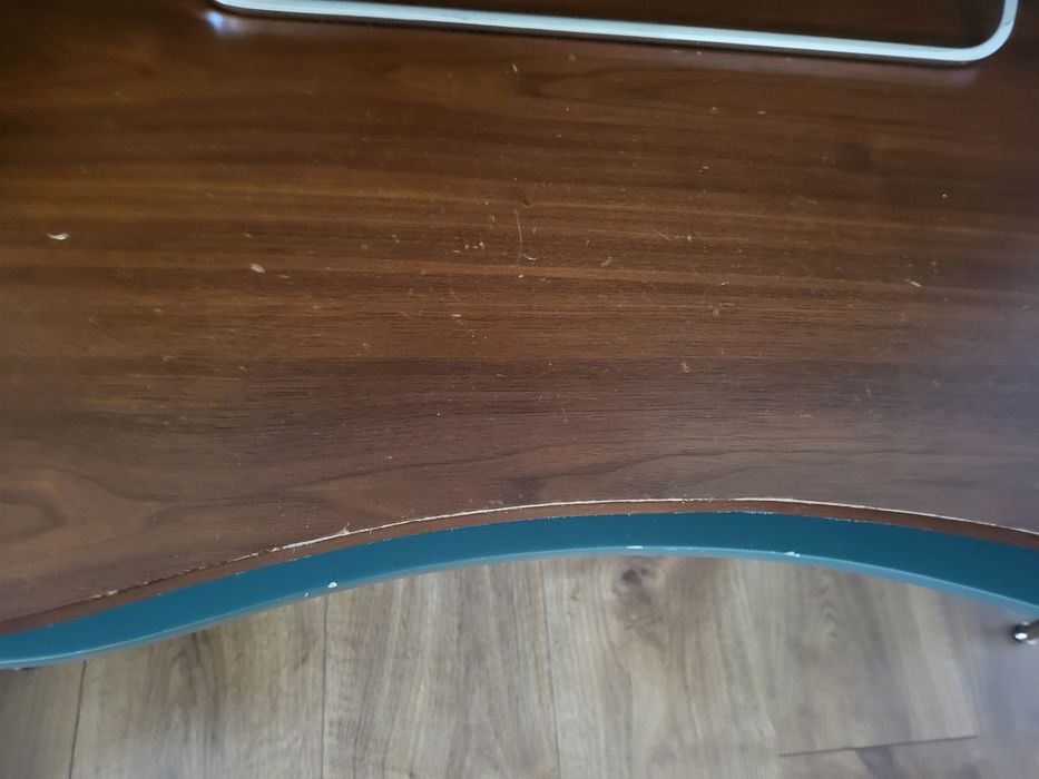 Móvel centro de mesa usado como móvel tv esverdeado com pés dourados