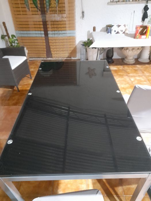 Venda de    Mesa de cozinha e 4 cadeiras