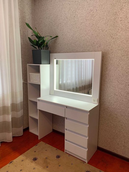 Красивый туалетный столик с зеркалом и подсветкой для макияжа: 5 980 ...